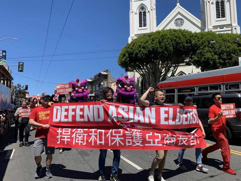 多聯盟發起「保護亞裔長者」遊行，呼籲市政出台亞裔保護措施。（記者李怡／攝影）