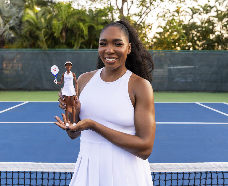 Foto provista por Mattel Inc. en la que la tenista Venus Williams muestra su muñeca de Barbie. Forma parte de una colección de muñecas junto a otras ocho deportistas. (Mattel Inc. vía AP)