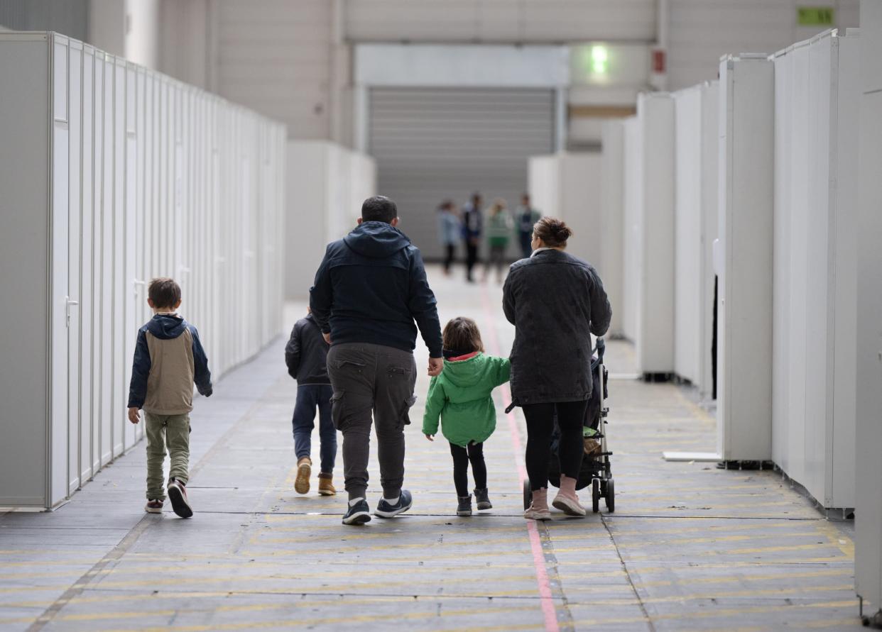 Arbeit, aber wie? Geflüchtete Familie in einer Massenunterkunft der Frankfurter Messe.  - Copyright: Picture Alliance