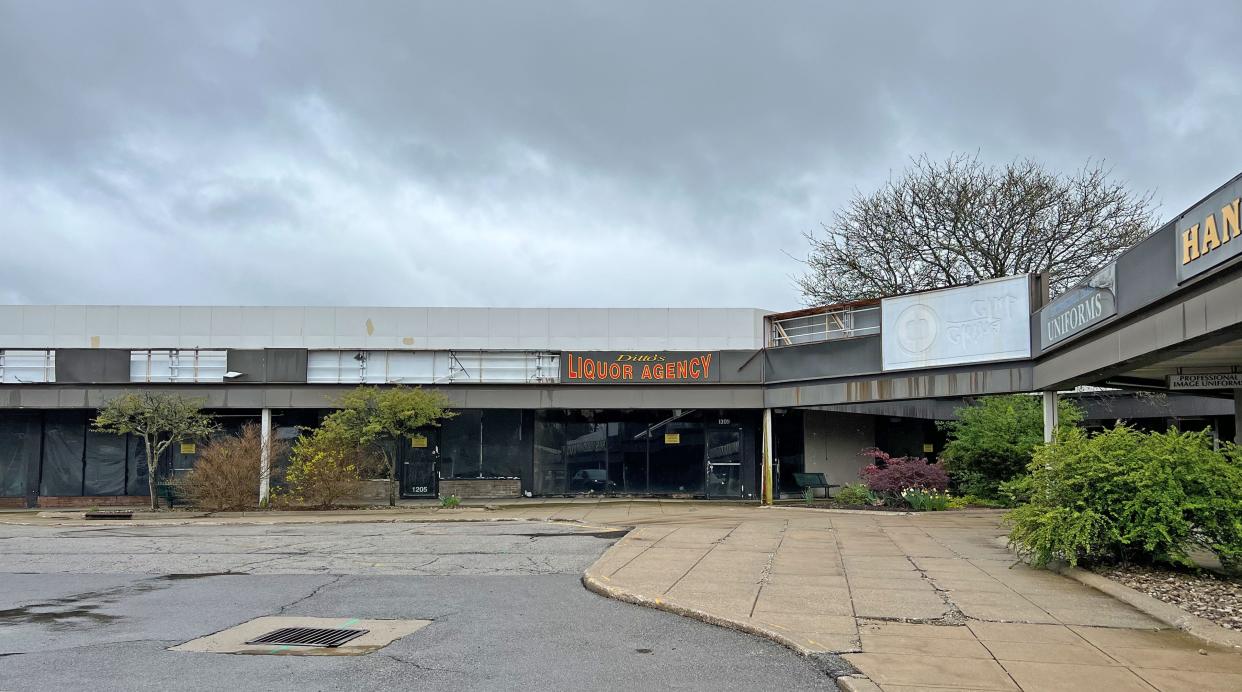 Most of the spaces in West Park Shopping Center are vacant. The L-shaped structure is scheduled to be demolished, the separate structure to the east is not being demolished.