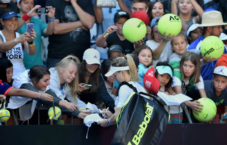 Die Fans sind begeistert und stehen für Autogramme Schlange