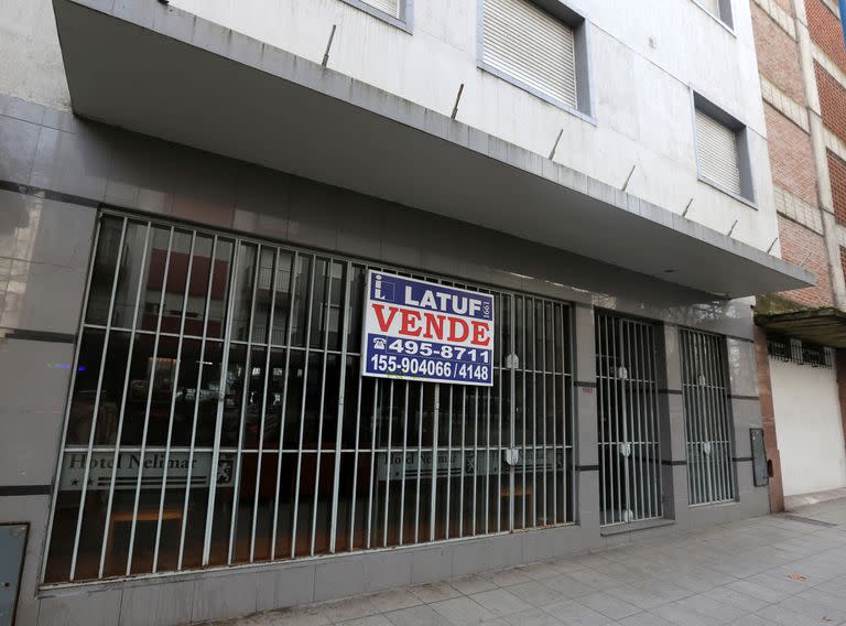 Un par de exhoteles, como el Nelimar, ya tienen cartel de venta o alquiler en Mar del Plata