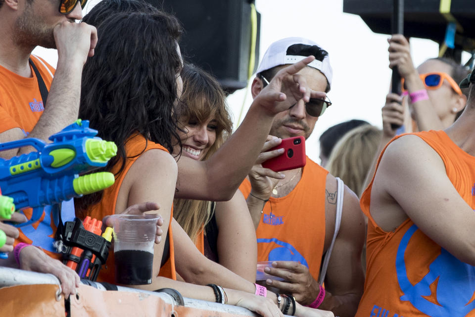 <p>Ellos mismos confirmaron después su relación, aunque desde entonces se habían mostrado muy discretos y esquivos con la prensa. Sin embargo, han dejado por fin de ocultarse en el desfile del Orgullo de Madrid. (Foto: Gtres). </p>