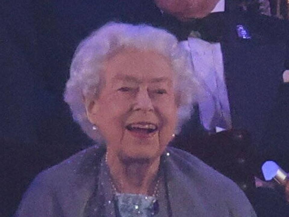Die Queen strahlt bei ihrem Auftritt am Sonntagabend auf Schloss Windsor. (Bild: imago/i Images)
