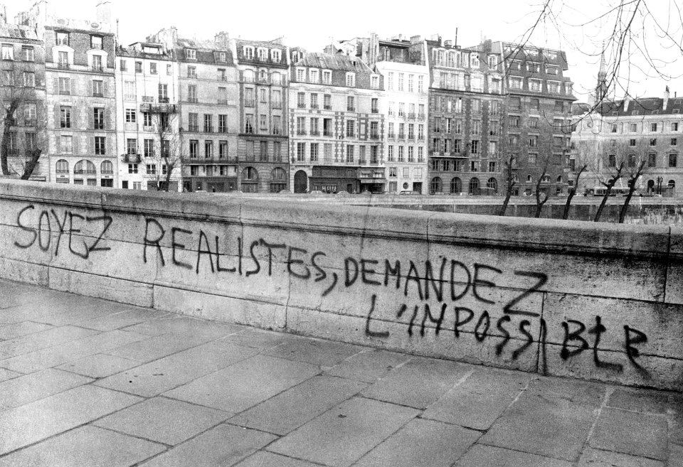 Algunas frases reivindicativas famosas se dieron a conocer en esos tumultuosos días de mayo del 68: “Seamos realistas, pidamos lo imposible”. (Foto: Getty)