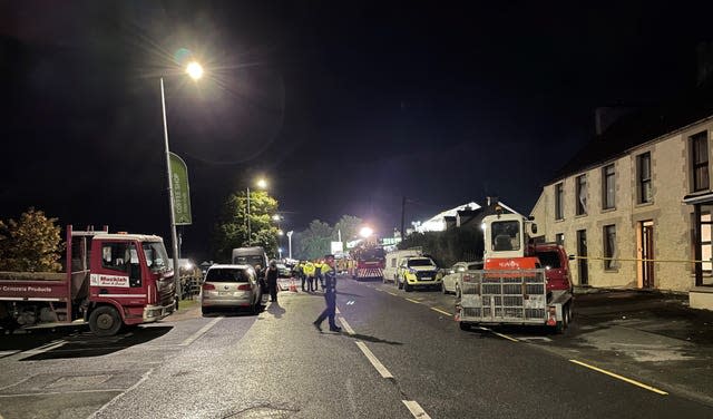 Services d'urgence sur les lieux de la station-service Applegreen située dans le village de Creeslough dans le comté de Donegal 