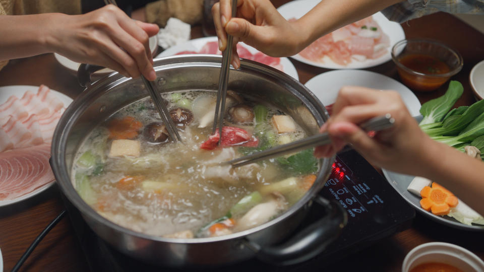 有餐廳業者抱怨，顧客到店裡用餐時索要食物剪刀，原PO婉拒後對方居然翻白眼擺臭臉。（示意圖／Getty Images）