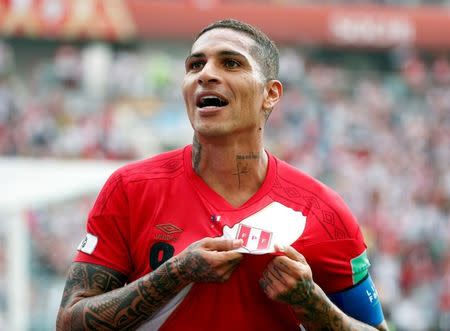 El delantero peruano Paolo Guerrero festeja tras anotar frente a Australia en su duelo por el grupo C de la Copa del Mundo en Sochi, Rusia, jun 26, 2018. REUTERS/Max Rossi