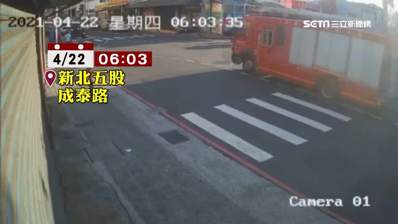 消防車趕往火災現場卻遭白色轎車猛撞。