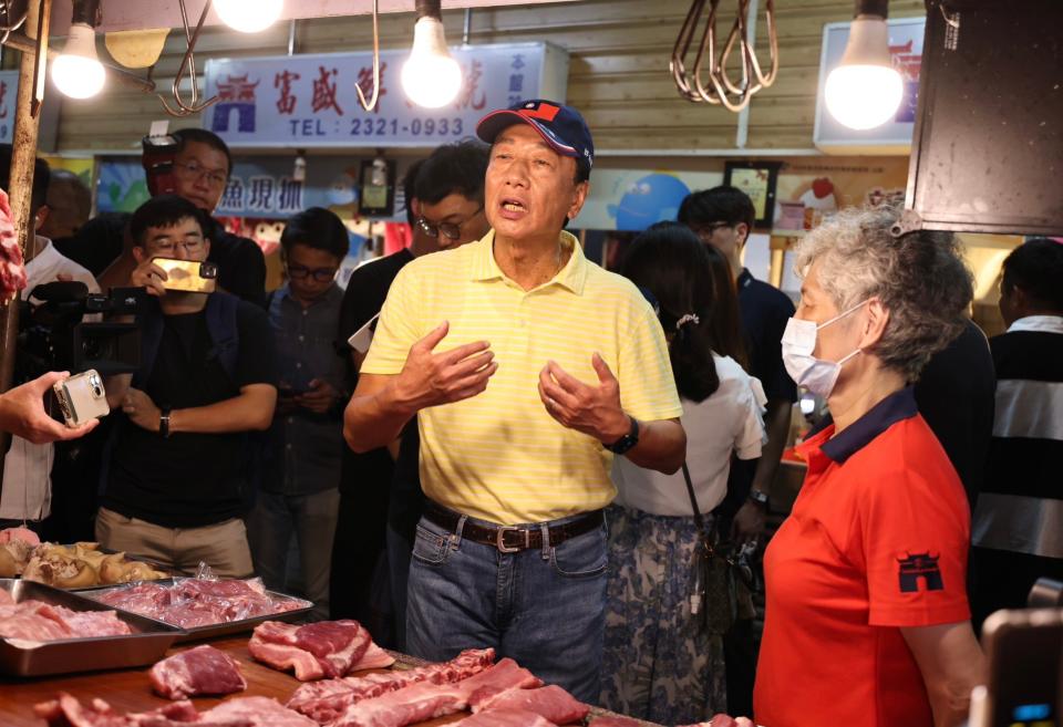 郭台銘參訪東門市場與攤商們互動。林啟弘攝