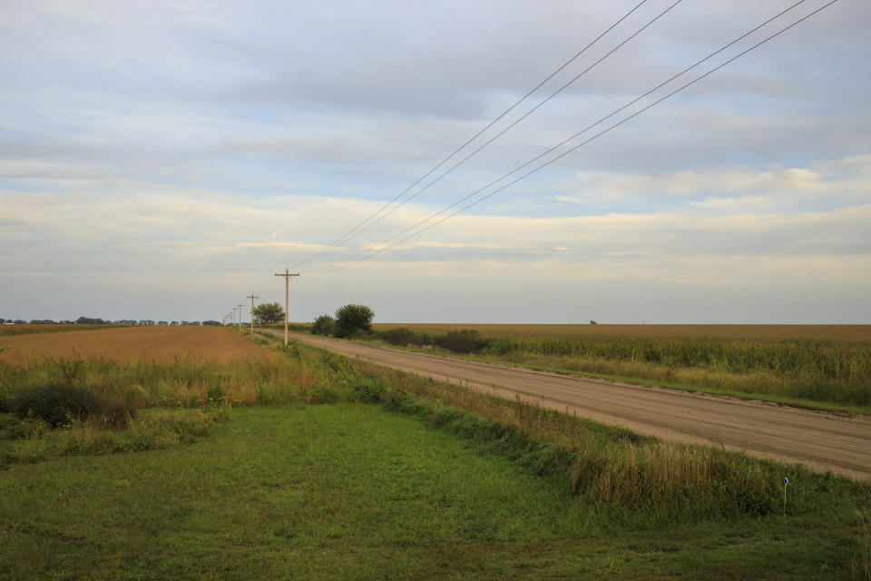 A road cuts through Bradshaw.&nbsp; (Photo: Ryan Henriksen for HuffPost)