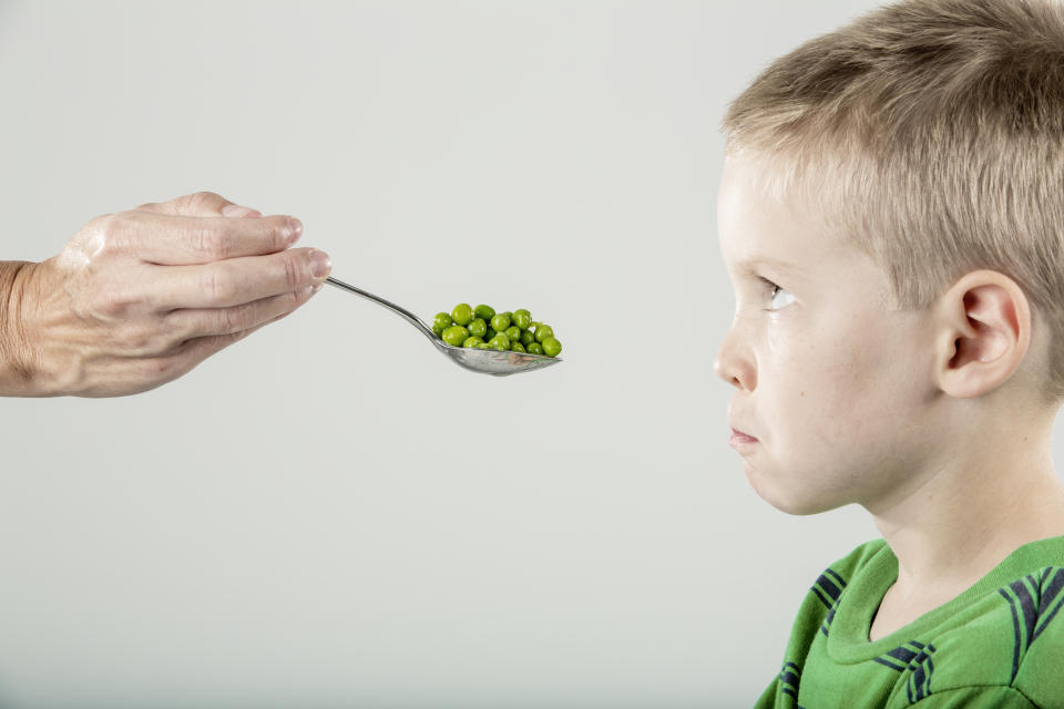 Evita forzar a tu hijo para que coma, si no quiere. Foto: JTSorrell/Getty Images