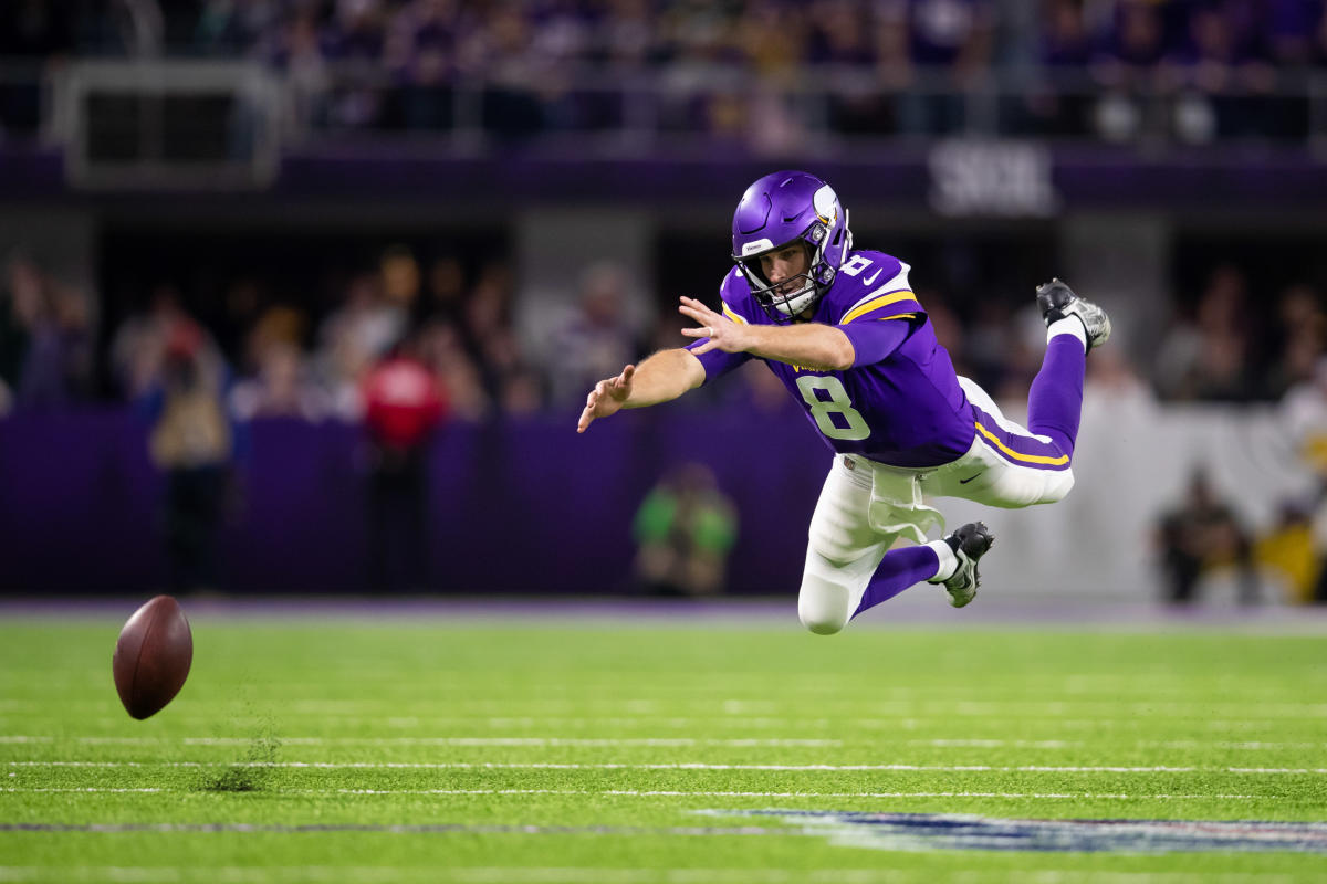 Green Bay Packers offensive coordinator Nathaniel Hackett stands on the  field before an NFL football game against the Minnesota Vikings, Sunday,  Nov. 21, 2021, in Minneapolis. (AP Photo/Bruce Kluckhohn Stock Photo - Alamy