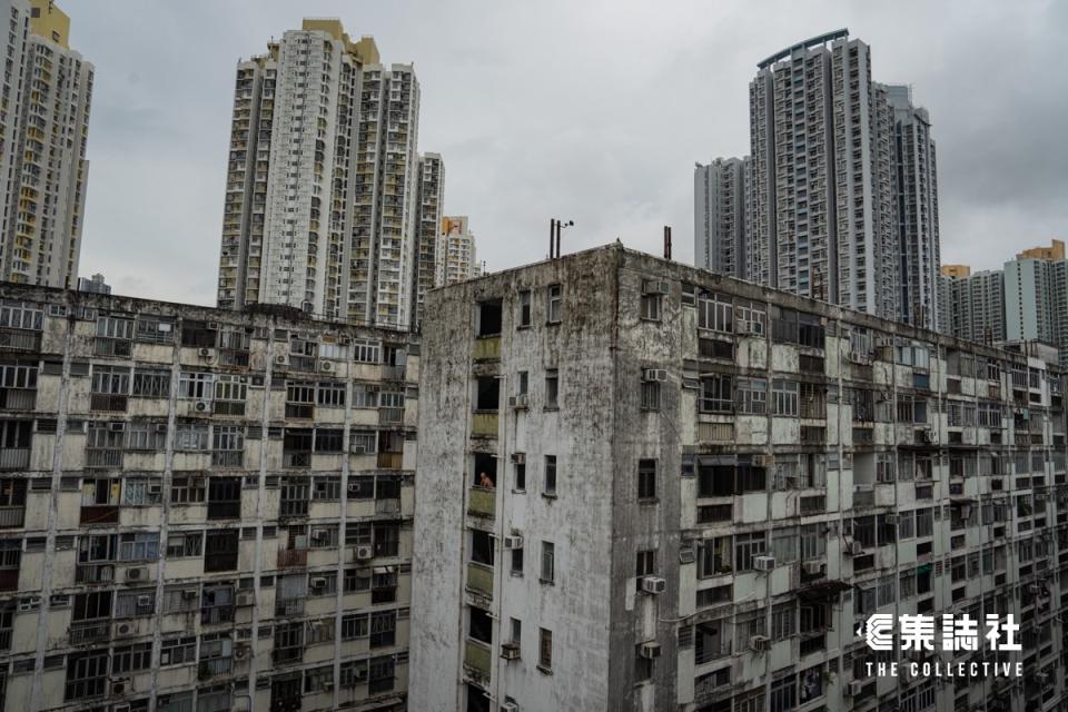 落成逾半世紀的大坑西邨，是香港僅存的私營廉租屋邨，由平民屋宇有限公司管理。老邨外牆殘舊灰黑，石屎剝落，也沒有電梯。 