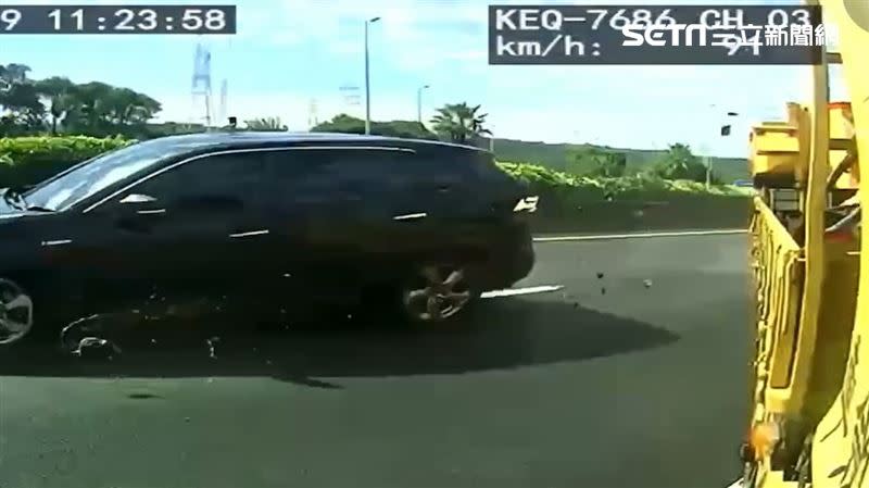 小客車失控撞擊緩撞車，導致緩撞車往外側車道衝出去。(圖/民眾提供)