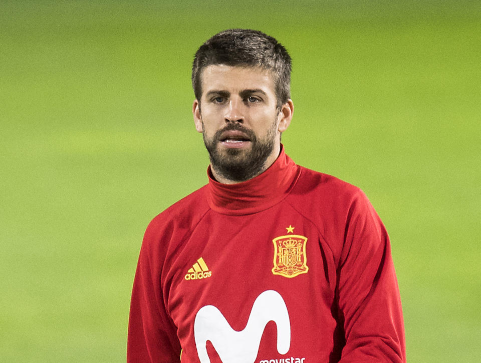 ARCHIVO - En esta foto del lunes 4 de septiembre de 2017, Piqué, defensa de la selección española, entrena antes de un partido de la eliminatoria ante Liechtenstein en Vaduz (Gian Ehrenzeller/Keystone via AP, archivo)