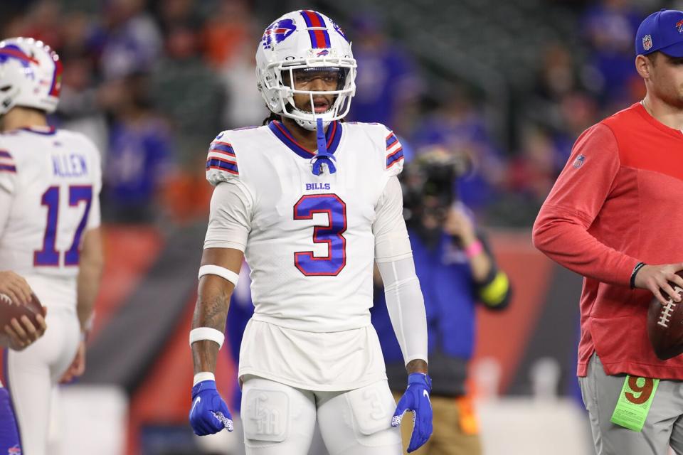 Buffalo Bills safety Damar Hamlin (3) warms up prior to the game against the Buffalo Bills and the Cincinnati Bengals on January 2, 2023