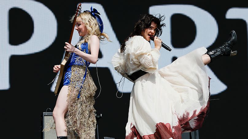 Emily Roberts, izquierda, y Abigail Morris de la banda de rock The Last Dinner Party actúan durante el Festival de Glastonbury en Worthy Farm, Somerset, Inglaterra