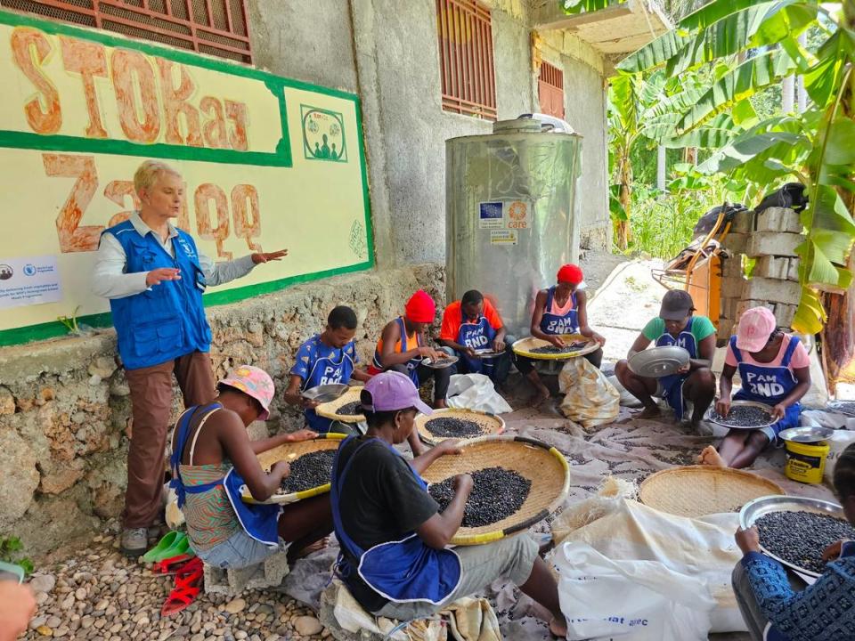 Cindy McCain, directora ejecutiva del Programa Mundial de Alimentos de la ONU, recorrió la región haitiana de Grand'Anse, el lunes 19 de junio de 2023. McCain visitó un programa de comidas calientes del PMA en la Escuela Elim, en la ciudad de Jérémie y, a continuación, un centro de procesamiento de alimentos donde se limpian, procesan y embolsan las cosechas locales para su distribución a las escuelas de toda la región.