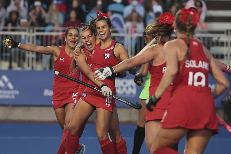 Manuela Urroz (en el centro) y las Diablas chilenas dedicaron los goles y el triunfo a su compañera fallecida