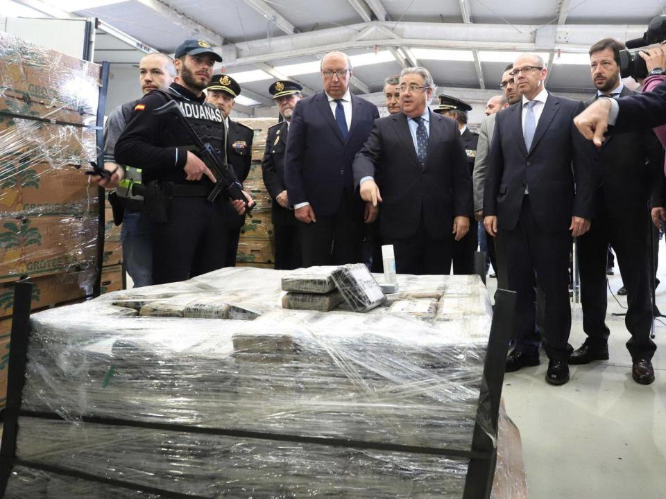 Spain's interior minister, Juan Ignacio Zoido, stands next to the almost nine tons cocaine shipment seized inside a bananas container at Algeciras port in Cadiz, southern Spain (EPA/A CARRASCO RAGEL)