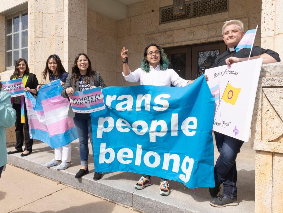 Un grupo se manifiesta contra la medida del gobernador de Texas, Greg Abbott, de investigar a las familias que busquen atención médica de afirmación de género para sus hijos e hijas, el 2 de marzo de 2022 (AP)