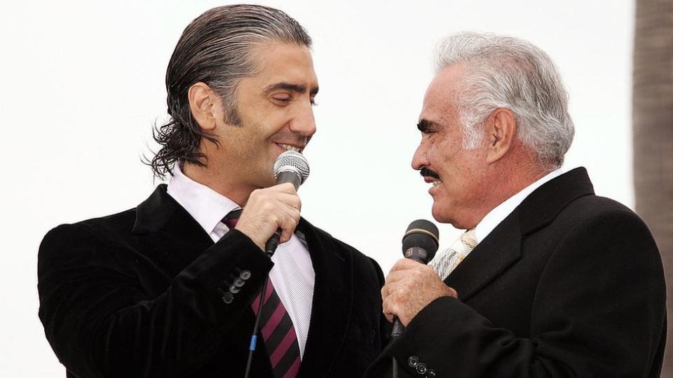 Alejandro Fernández, y su padre Vicente cantando