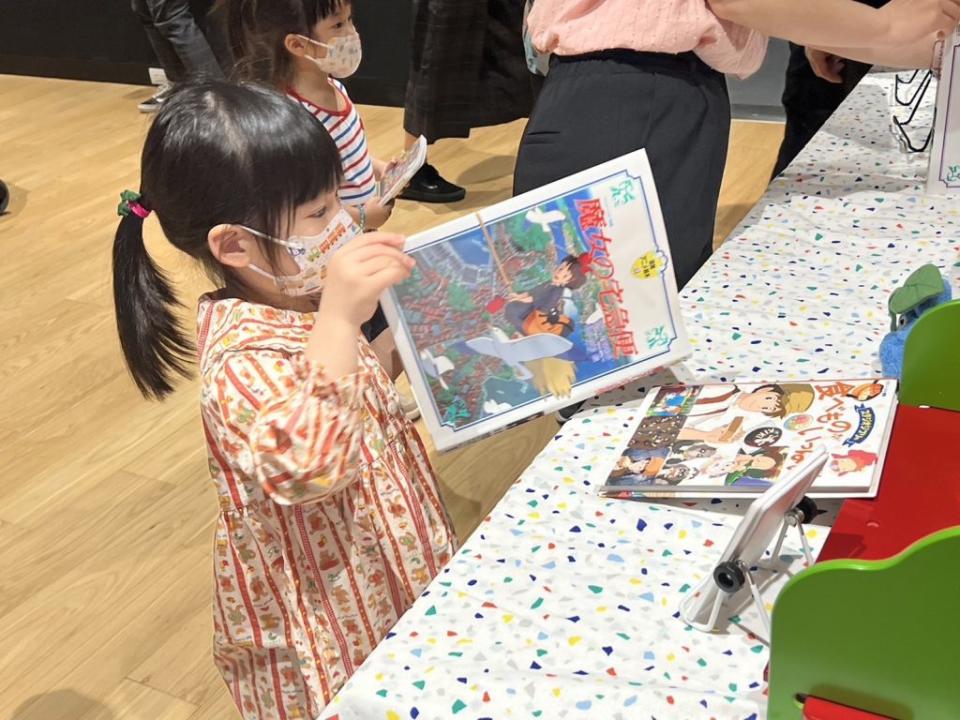 台南市日本人協會捐贈日本動畫原裝繪本，小朋友雖不懂日文，但看到熟悉的動畫照，看得津津有味。（記者林雪娟攝）