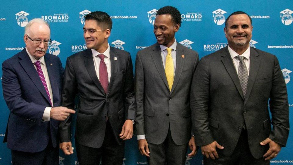 Los cuatro nuevos miembros de la Junta Escolar de Broward, nombrados por el gobernador DeSantis después de suspender a cuatro miembros de la junta en funciones en agosto: De izquierda a derecha, Kevin Tynan, Ryan Reiter, Torey Alston y Manuel 'Nandy' Serrano. A excepción del presidente de la junta, Alston, cuyo puesto no se elige hasta 2024, los otros tres miembros de la junta serán reemplazados por cuatro miembros de la junta recién elegidos el martes 22 de noviembre de 2022.