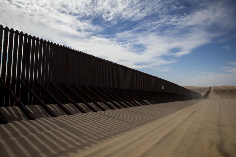 Muro fronterizo en el lado californiano cerca del poblado de Yuma, Ariz. (Foto: Eric Thayer para Yahoo News)