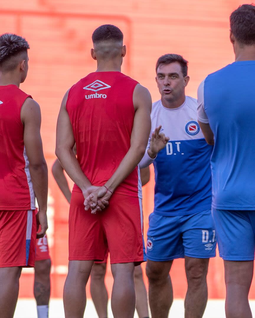 Pablo Guede al mando de un entrenamiento de Argentinos Juniors