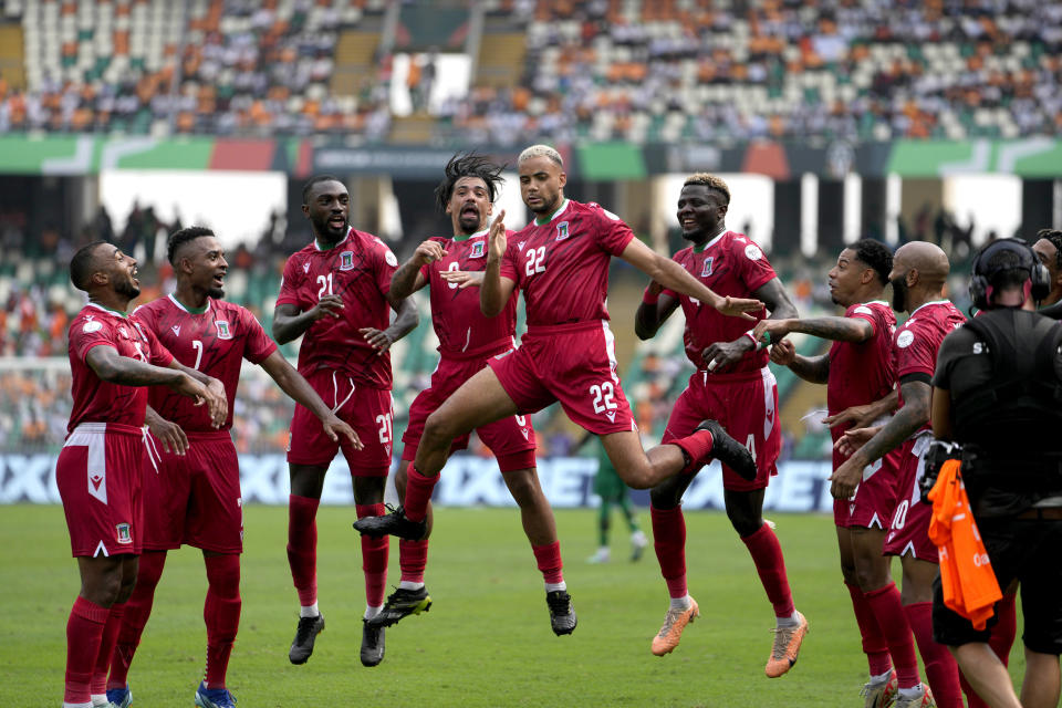 Emilio Nsue de la Guinea Ecuatoriana celebra con sus compañeros tras anotar el tercer gol de su equipo en el encuentro ante Guinea-Bisáu en el Grupo A de la Copa Africana de Naciones el jueves 18 de enero del 2024. (AP Foto/Sunday Alamba)