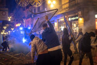 Le immagini della seconda notte di manifestazioni contro le restrizioni anti-Covid a Barcellona, sabato 31 ottobre. Una ventina di persone è risultata ferita, e altrettante sono state arrestate. (AP Photo/Emilio Morenatti)