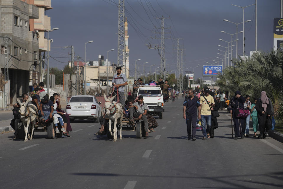 Palestinos que huyen hacia el sur de la Franja de Gaza sobre la avenida Salah al-Din, en Bureij, Franja de Gaza, el martes 7 de noviembre de 2023. (AP Foto/Hatem Moussa)