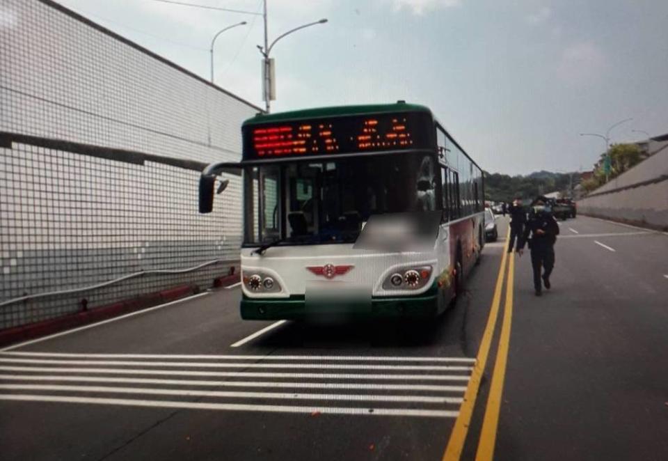 快新聞／小貨車會車「塑膠管插進公車擋風玻璃」 客運司機送醫治療