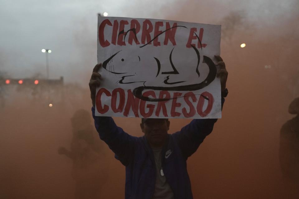 Manifestante de oposición lleva un cartel que pide el cierre del Congreso en una protesta en el centro de Lima, Perú, el miércoles 19 de julio de 2023. La protesta exige a la presidenta peruana Dina Boluarte un adelanto electoral inmediato, así como justicia por los muertos en las manifestaciones que sucedieron a la destitución de Pedro Castillo como presidente. (AP Foto/Rodrigo Abd)