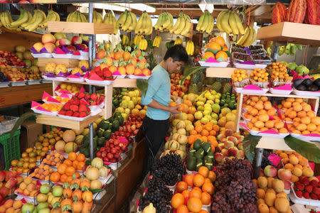 FILE PHOTO: A vendor selects fruit for sale at a market in Lima, Peru November 2, 2018. REUTERS/Mariana Bazo/File Photo