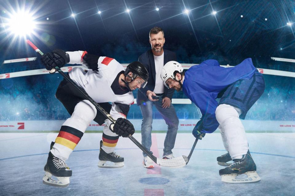 Rick Goldmann beim virtuellen Bully: Kann die deutsche Eishockey-Mannschaft zum Turnierauftakt die Slowakei besiegen? (Bild: © Seven.One / Marc Rehbeck)