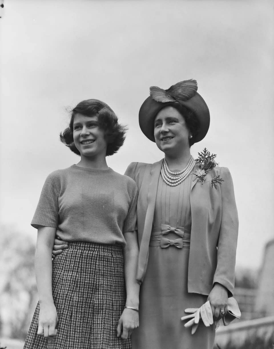 Die Königin mit ihrer Mutter Elizabeth Bowes-Lyon in Windsor, 1940. (Bild: Getty Images)