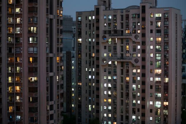 Des habitants confinés hurlent leur frustration depuis leurs fenêtres à Shanghaï  (Photo de barres d'immeubles à Shanghaï pendant le confinement le 8 avril 2022 par Costfoto/Future Publishing via Getty Images) (Photo: Future Publishing via Getty Images)