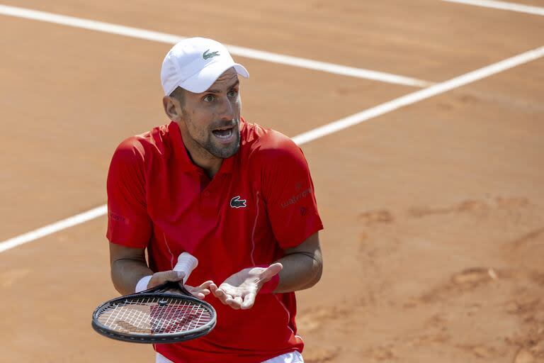 Novak Djokovic, reacciona enojado tras perder un punto; el serbio quedó fuera de la final en Ginebra