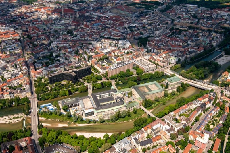 A bird's eye view of the center of Munich: the large building in the foreground is the Deutsches Museum, located on an island in the Isar.  Peter Kneffel/dpa