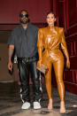 Un dimanche matin comme les autres dans le quartier de La Chapelle ? En pleine Paris Fashion Week rien n’est jamais ordinaire ! Kim Kardashian est venue assister en combinaison de latex à une messe quelque peu particulière, au Théâtre des Bouffes du Nord. Kanye West, son époux, était bien évidemment de la partie puisque c’est lui qui a importé son Sunday Service dans la capitale. Les invités, triés sur le volet, ont pu entendre l’artiste prendre part au chœur de cette cérémonie de Gospel. ©Getty Images