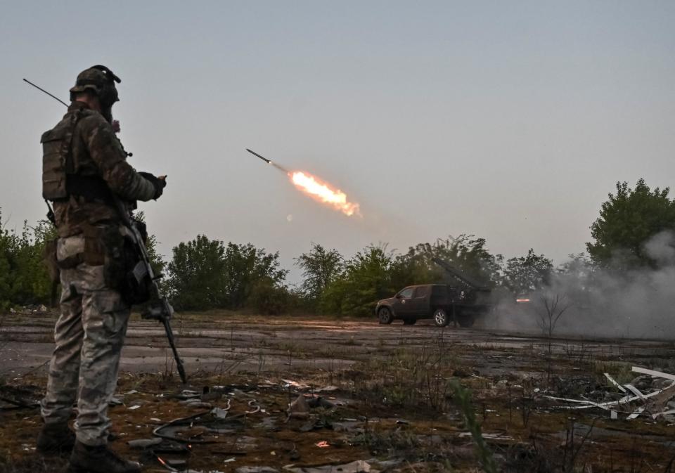 2024年4月27日，烏克蘭志願兵部隊「平原狼」（Steppe Wolves）在札波羅熱州前線朝俄軍發射自行改裝的小型多管火箭。路透社
