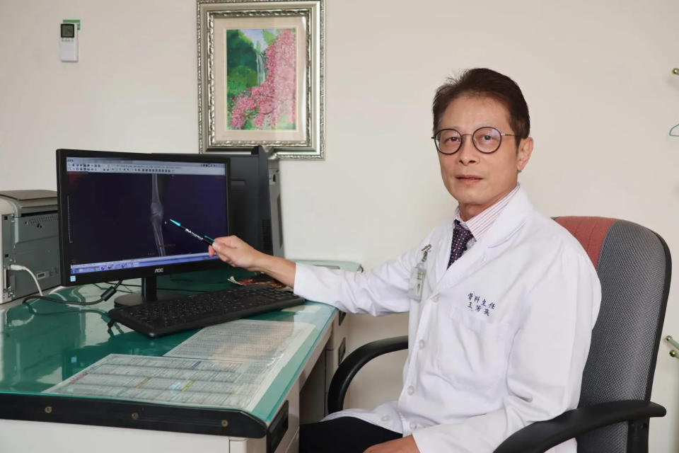 <strong>大甲李綜合骨科主治醫師王芳英為91歲患者進行人工關節置換手術。（圖／大甲李綜合醫院）</strong>