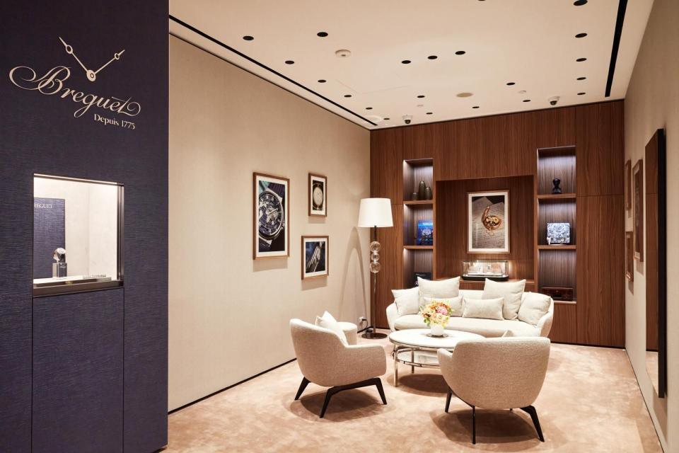 以全新概念打造的「寶璣台北101專賣店」，空間以「寶璣藍」為主色調、搭配深色美國胡桃木以及大理石等尊貴材質，打造出更具有生活感的空間。