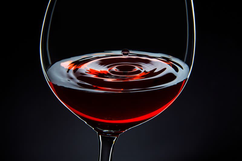 Bonne nouvelle : des substances présentes dans le vin rouge repousseraient les microbes à l’origine de caries et de gingivites (Photos : Getty)