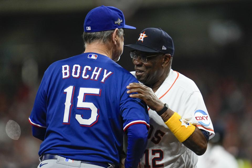 El mánager de los Astros de Houston Dusty Baker saluda al mánager de los Rangers de Texas Bruce Bochy antes del juego 1 de la Serie de Campeonato el domingo 15 de octubre del 2023. (AP Foto/Godofredo A. Vasquez)