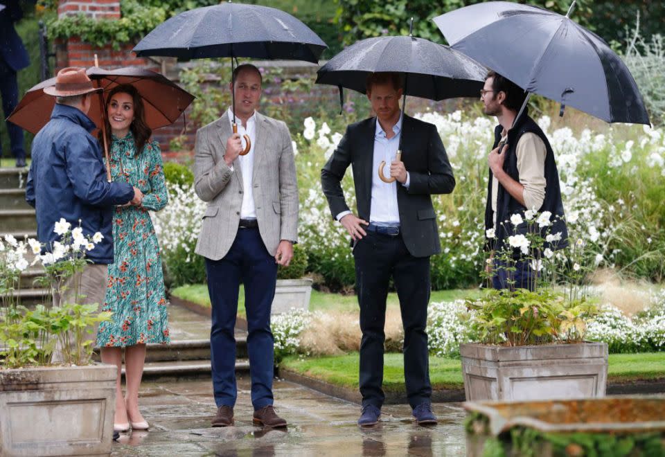 Tatsächlich war Prinzessin Diana so verliebt in weiße Rosen, dass der Mulch, der aus all den Blumen, die nach ihrem Tod vor dem Buckingham Palace abgelegt wurden, zum Pflanzen weißer Rosen im White Garden im Kensington Palace verwendet wurde. Hier sieht man Prinz William, Prinz Harry und Kate Middleton im White Garden. Bild: Getty Images