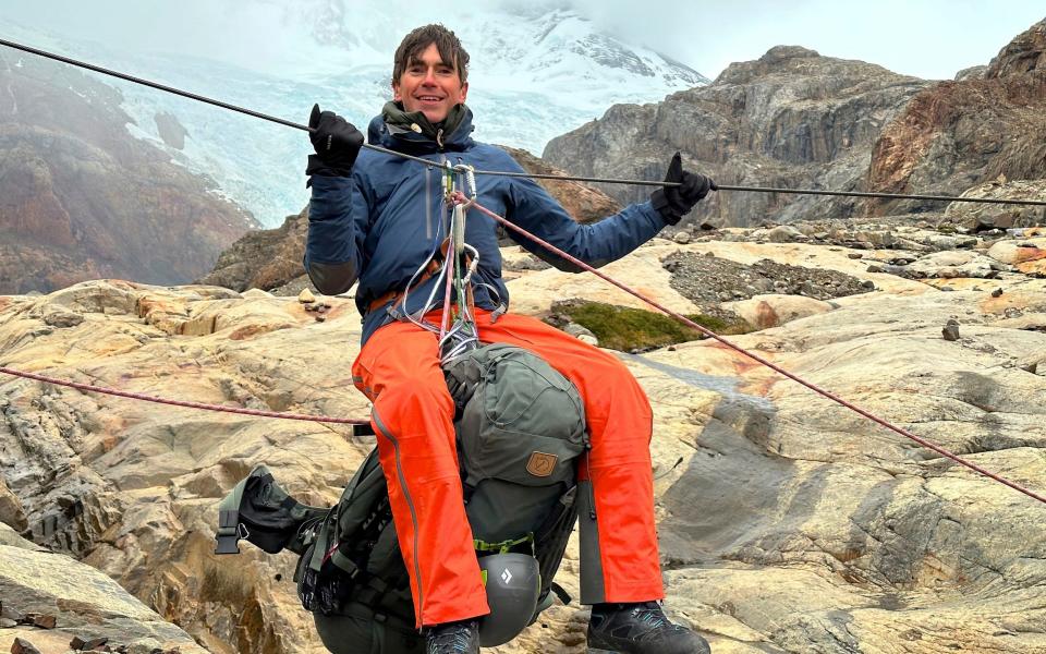 Ο Simon Reeve σε zip line στην Παταγονία